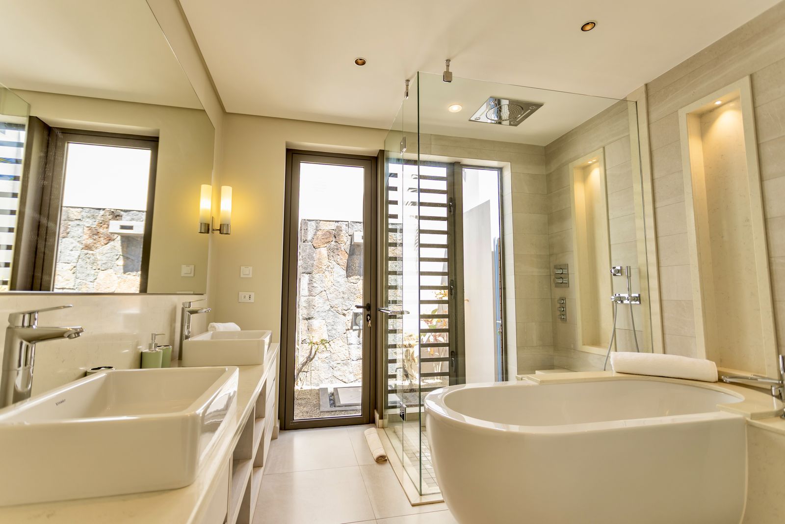 Salle de bains avec baignoire et jardin privatif
