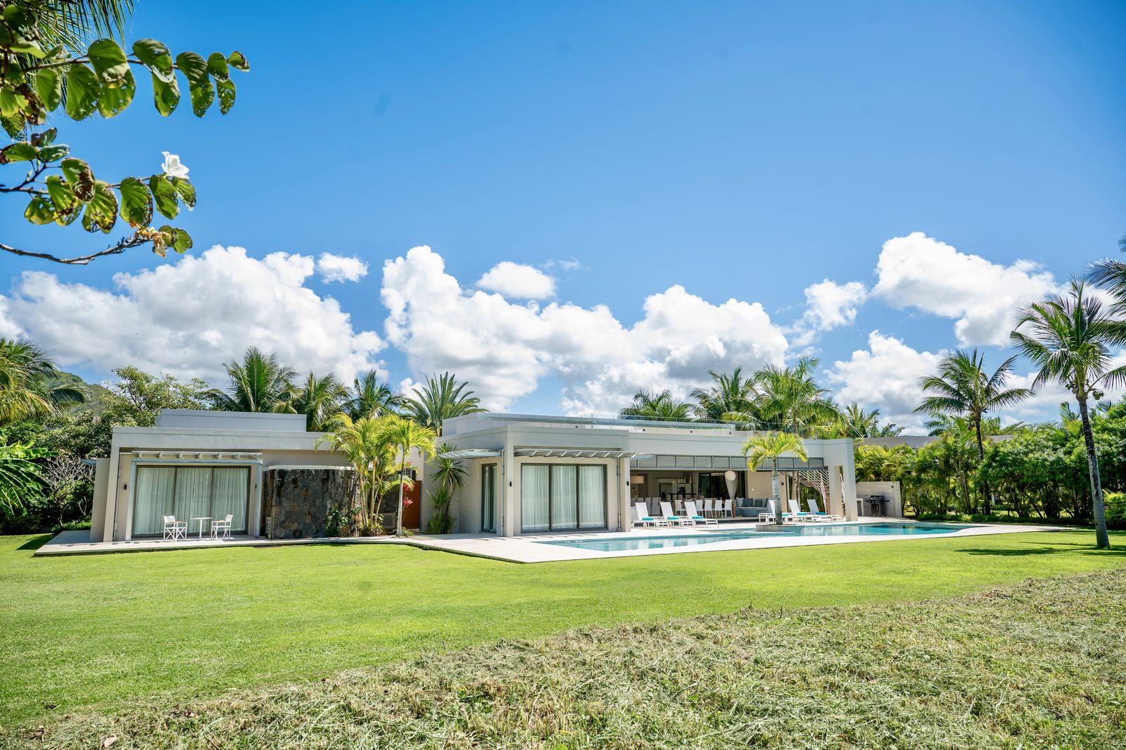 La villa vue depuis la pelouse
