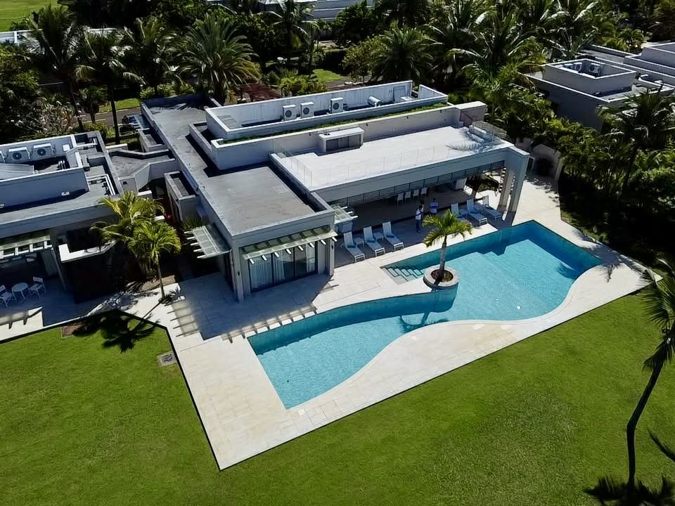 La villa, son jardin et sa piscine vus du ciel