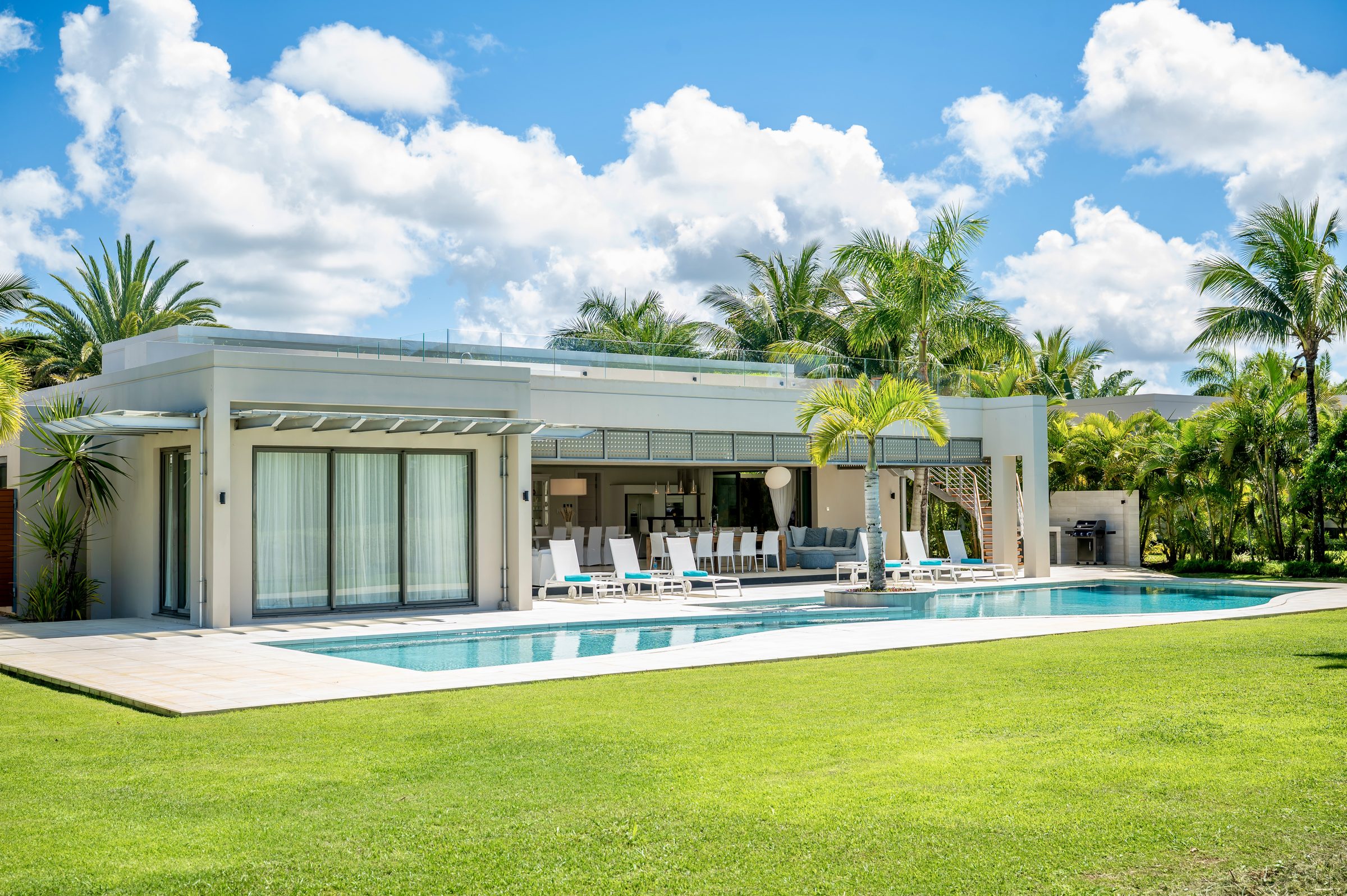 Villa Azure, la piscine et la terrasse couverte face au golf